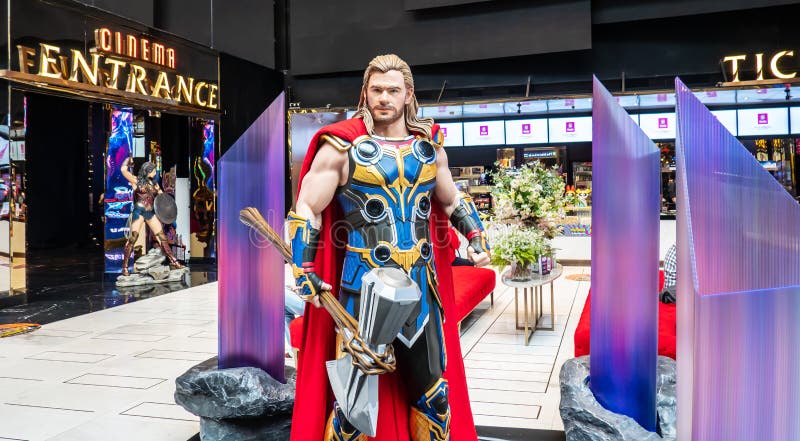 A EstÃ¡tua Thor Do Endgame Dos Avengers. Os Vingadores, Ã© Um Filme De  Super-herÃ³i Americano Baseado Na Equipe De Super-herÃ³is Foto Editorial -  Imagem de mercadoria, militar: 155474146