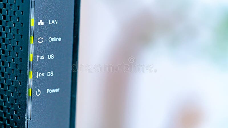 Feche o modem a cabo do roteador sem fio preto com luzes indicadoras foto de stock
