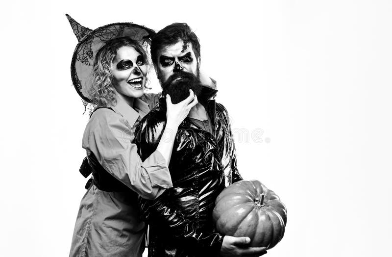 Feche O Retrato Do Halloween De Um Casal Engraçado Casal De Halloween Linda  Mulher Surpreendida Com Chapéu De Bruxa E Fantasia - Foto de Stock - Imagem  de isolado, pares: 161146344