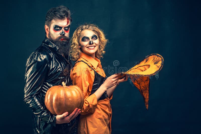 Feche O Retrato Do Halloween De Um Casal Engraçado Casal De Halloween Linda  Mulher Surpreendida Com Chapéu De Bruxa E Fantasia - Foto de Stock - Imagem  de isolado, pares: 161146344