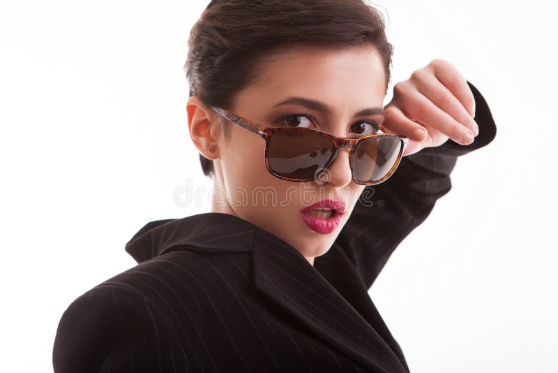 Feche o retrato do lindo modelo jovem olhando para a câmera sobre seus óculos escuros sobre fundo branco em estúdio fotos de stock royalty free Feche o retrato do lindo modelo jovem olhando para a câmera sobre seus óculos escuros sobre fundo branco em estúdio fotos de stock royalty free
