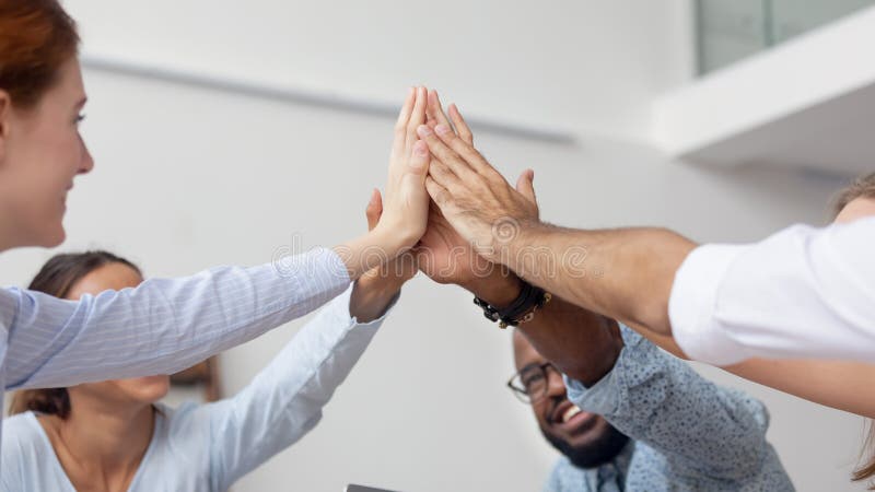 Sucesso Pessoas de negócios dando uns aos outros high-five e