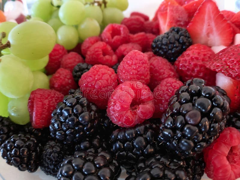 Close-up de amoras e uvas foto de stock royalty free