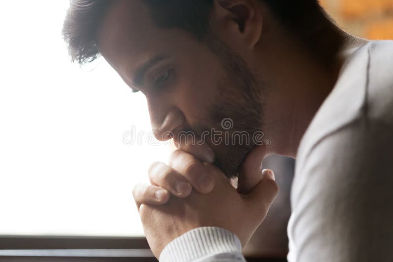 Fecho do pensamento pensivo masculino sobre problemas pessoais fotos de stock Fecho do pensamento pensivo masculino sobre problemas pessoais fotos de stock