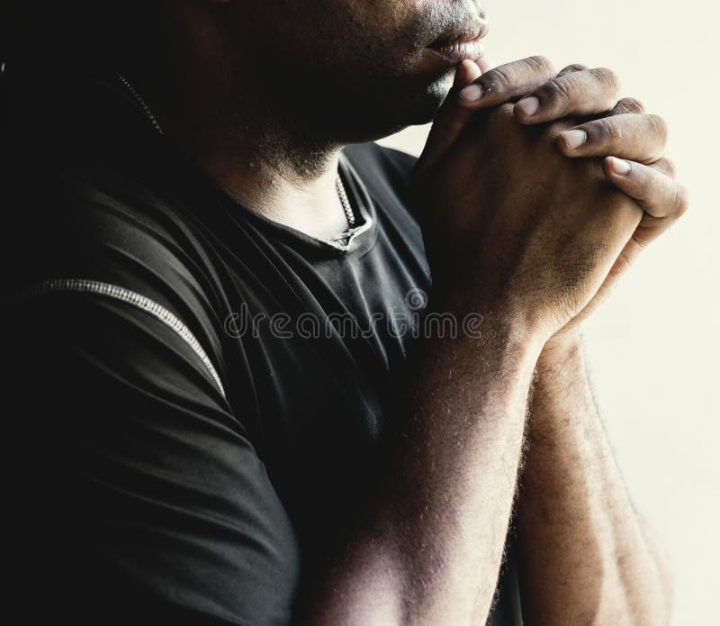 Fede africana di preghiera dell'uomo nella religione di Cristianità fotografie stock libere da diritti Fede africana di preghiera dell'uomo nella religione di Cristianità fotografie stock libere da diritti