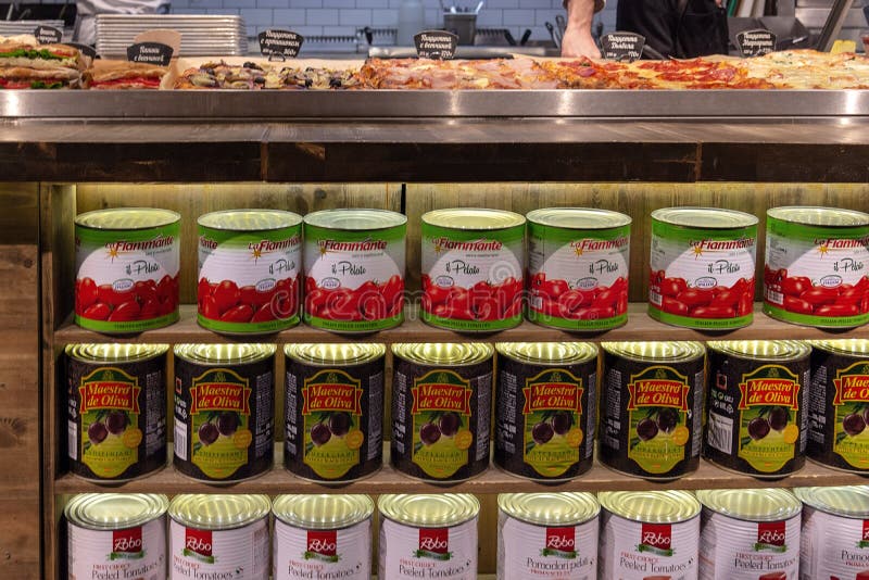 Federazione Russa mosca 28 03 2019 Drogheria intorno al mondo Barattoli di latta con passata di pomodoro ed olive immagine stock libera da diritti Federazione Russa mosca 28 03 2019 Drogheria intorno al mondo Barattoli di latta con passata di pomodoro ed olive immagine stock libera da diritti