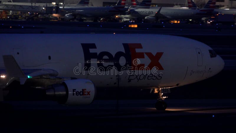 Fedex flygplan som åker taxi på Los Angeles den internationella flygplatsen under otta