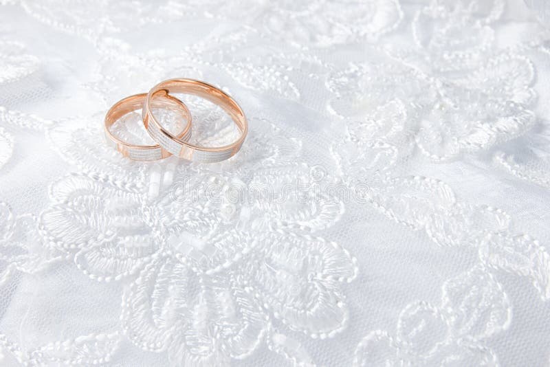 Fedi Nuziali Sulla Partecipazione Di Nozze, Su Un Vestito Da Sposa
