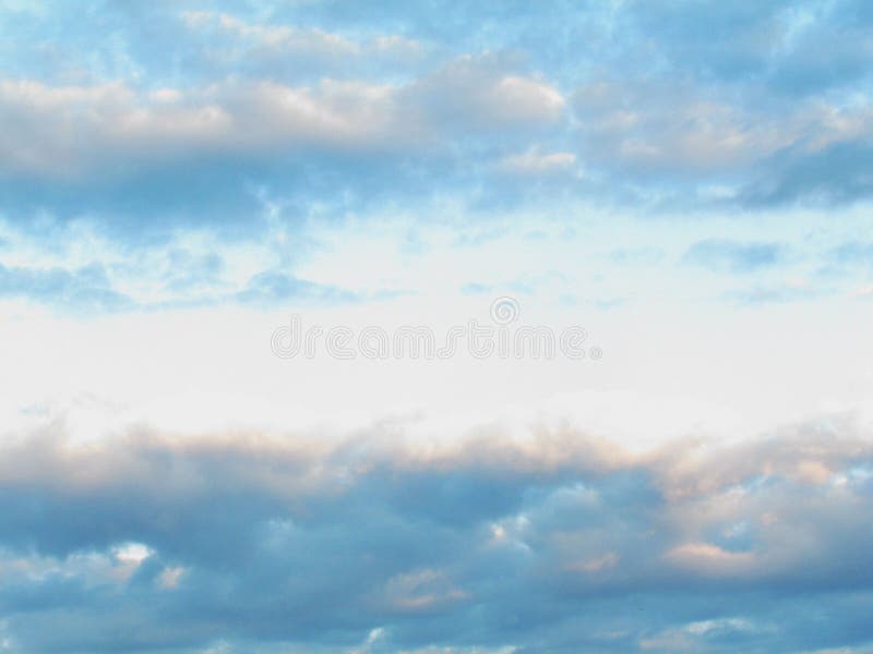 Fee blauwe hemel met vage wolken stock fotografie Fee blauwe hemel met vage wolken stock fotografie