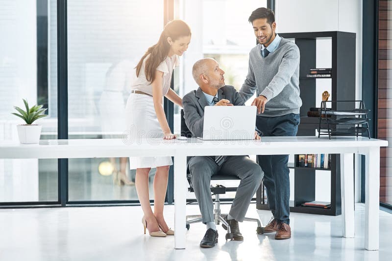 Feedback e lavoro di gruppo su PC portatili in ufficio mentore e collaborazione con i dipendenti per il lavoro e la presentazione. fotografie stock libere da diritti