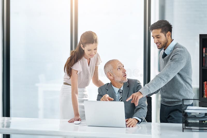 Feedback e lavoro di gruppo sui laptop in meeting point e collaborazione con i dipendenti per il business e la presentazione. capo immagini stock libere da diritti
