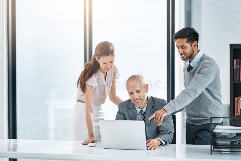 Feedback e lavoro di gruppo sui notebook nelle attività di ufficio e collaborazione con i dipendenti. felice capo immagine stock
