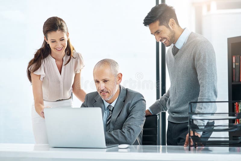 Feedback e lavoro di squadra in ufficio con il personale e collaborazione con i dipendenti. capo felice e fotografie stock