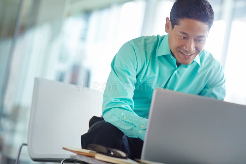 Feedback sui notebook e ricerca in ufficio con il responsabile dell'account Saas o le tendenze di fidanzamento. Abbonamento fotografie stock libere da diritti