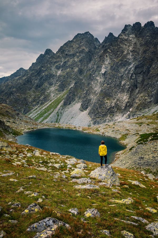 Cítit svobodu a užívat si modré horské jezero a majestátní výhled