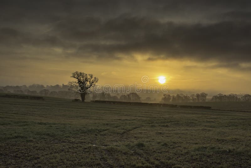 Feenhafte Endstücklandschaft von England stockbild Feenhafte Endstücklandschaft von England stockbild