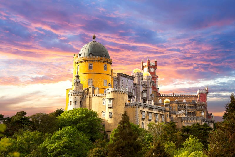 Feenhafter Palast gegen Sonnenunterganghimmel - Sintra, Portugal, Europa