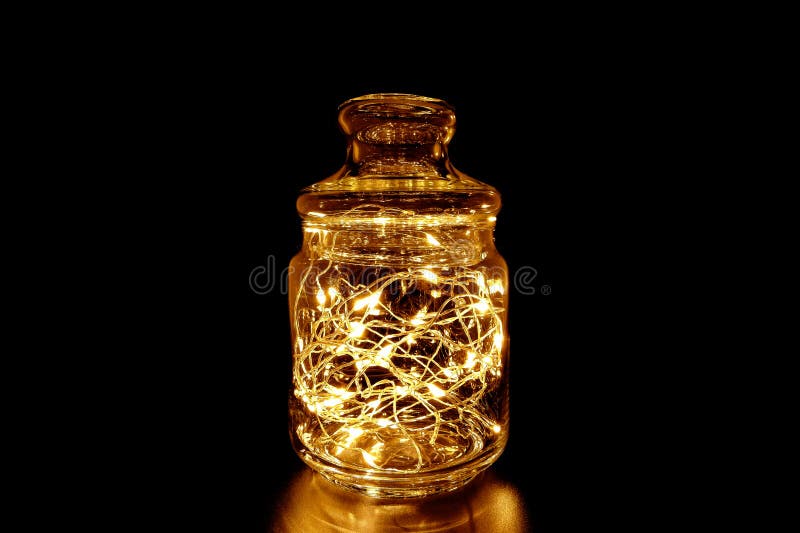 Feenhaftes Licht in einem Glasgef?? auf schwarzem Hintergrund lizenzfreies stockfoto Feenhaftes Licht in einem Glasgef?? auf schwarzem Hintergrund lizenzfreies stockfoto
