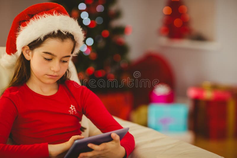 Feestelijk meisje die tabletpc op laag met behulp van stock fotografie Feestelijk meisje die tabletpc op laag met behulp van stock fotografie