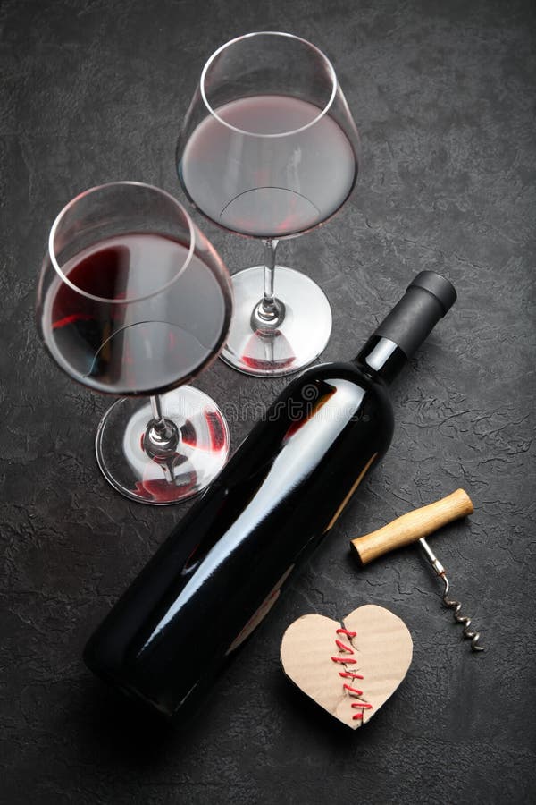 Feestelijke alcoholische drank om de Dag van Valentine te vieren Rood hart royalty-vrije stock afbeeldingen Feestelijke alcoholische drank om de Dag van Valentine te vieren Rood hart royalty-vrije stock afbeeldingen