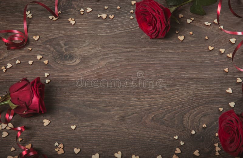 Feestelijke bloemsamenstelling op houten achtergrond Lucht mening stock afbeeldingen Feestelijke bloemsamenstelling op houten achtergrond Lucht mening stock afbeeldingen