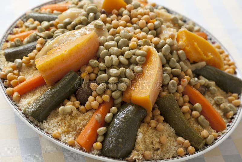 Feestelijke Marokkaanse kouskous stock afbeeldingen
