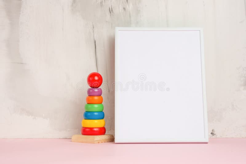 Feestelijke stemming, babyspeelgoed met wit leeg kader voor lay-outontwerp De douche van de baby stock afbeelding Feestelijke stemming, babyspeelgoed met wit leeg kader voor lay-outontwerp De douche van de baby stock afbeelding
