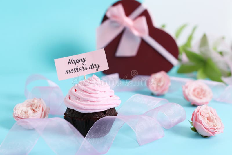 Feestelijke verrassing met smakelijke traktatie voor Moeder` s Dag stock fotografie Feestelijke verrassing met smakelijke traktatie voor Moeder` s Dag stock fotografie