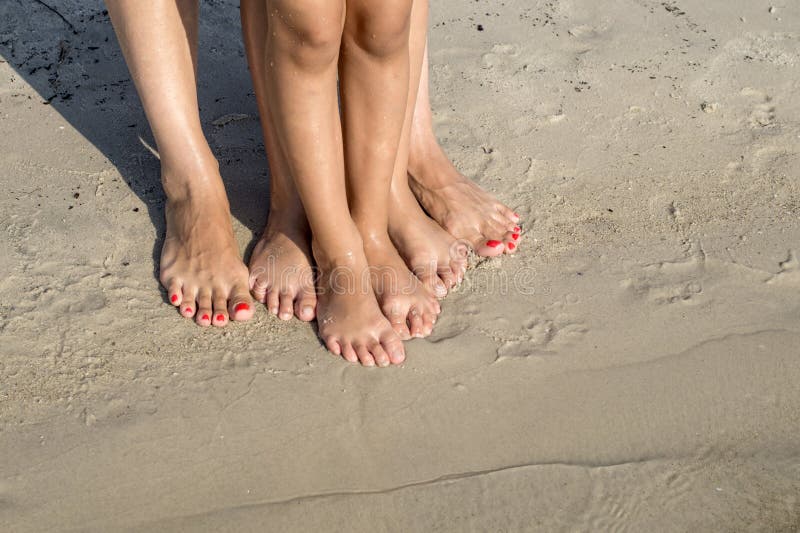 Мама и дочь ноги. Босые ноги у моря. Пятки в песке. Женские ступни в песке. Женские пяточки в песке.