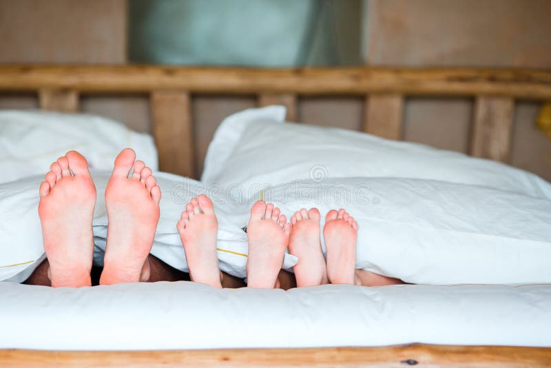 Family feet. Ступни детей в кровати. Семья ноги. Ноги семьи в кровати. Детские ноги в кровати.