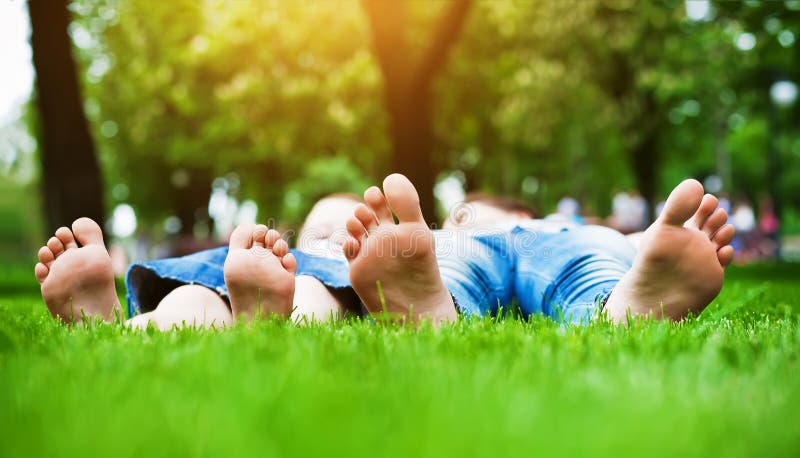 I piedi dei bambini sull'erba.