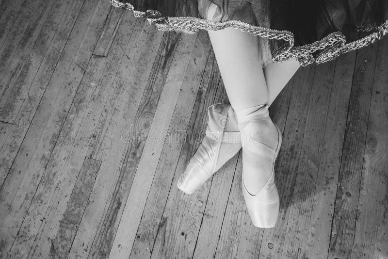 Feet in Pointe shoes on the floor royalty free stock image Feet in Pointe shoes on the floor royalty free stock image