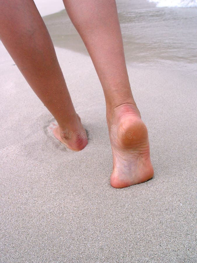 Una mujer canal arena Playa.