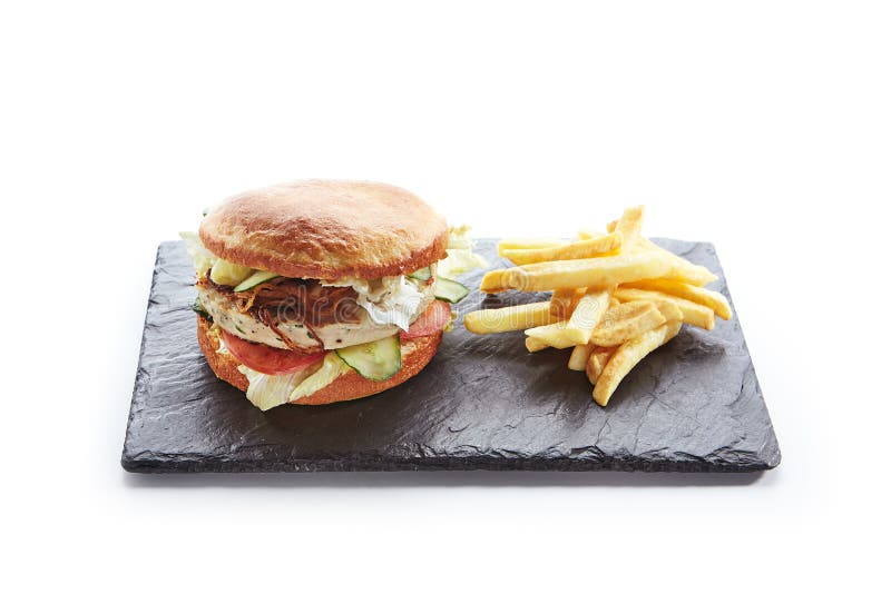 Feg hamburgare med pommes fritesgarnering royaltyfria bilder Feg hamburgare med pommes fritesgarnering royaltyfria bilder