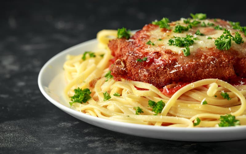 Feg parmesan med ost och Marinara sås tjänade som över spagetti, pasta