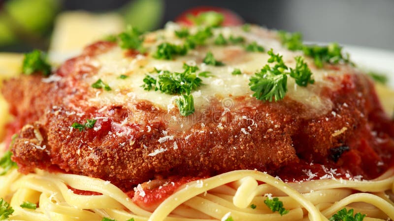 Feg parmesan med ost och Marinara sås tjänade som över spagetti, pasta