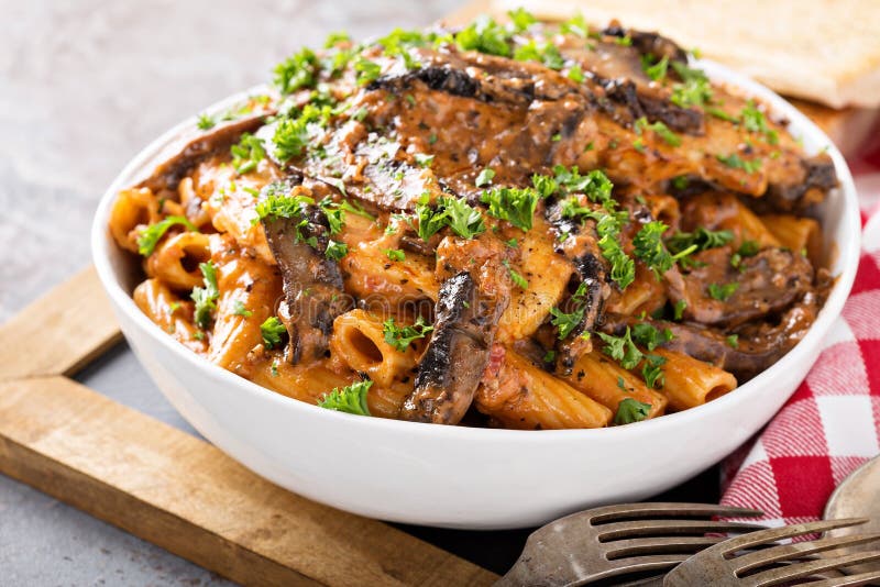 Feg pasta för vodka med marinarasås royaltyfri fotografi Feg pasta för vodka med marinarasås royaltyfri fotografi