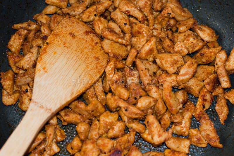 Fega curryklumpar på en stekpanna fotografering för bildbyråer Fega curryklumpar på en stekpanna fotografering för bildbyråer
