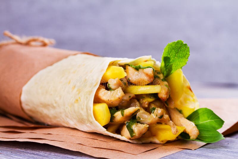 Fega sjalar med mango, basilika och mintkaramellen Burrito med höna arkivbild Fega sjalar med mango, basilika och mintkaramellen Burrito med höna arkivbild