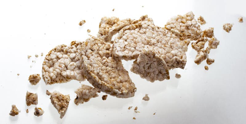 Bruchreis-Brot isoliert auf weißem Hintergrund Diät knusprig rund Reis Waffeln lizenzfreies stockbild