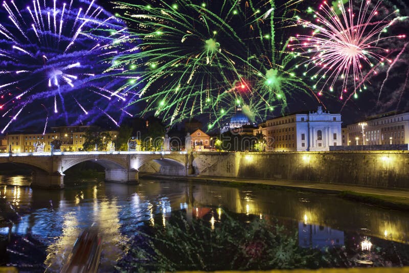 Feierliche Feuerwerke über Sant ‚Angelo Bridge Fluss Tiber rom Italien lizenzfreies stockbild Feierliche Feuerwerke über Sant ‚Angelo Bridge Fluss Tiber rom Italien lizenzfreies stockbild