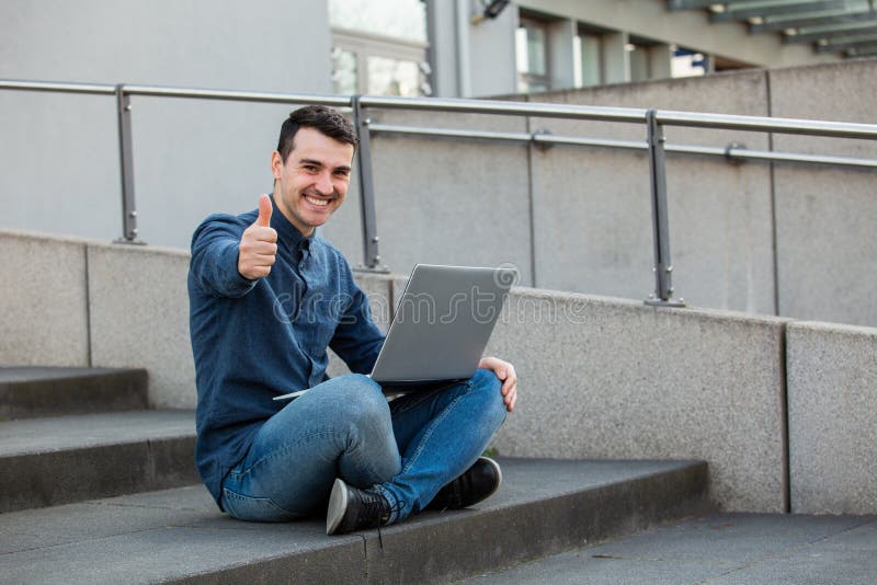 Feiern des Erfolgs lizenzfreies stockbild Feiern des Erfolgs lizenzfreies stockbild