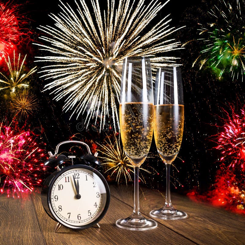 Feiern Des Neuen Jahres Mit Feuerwerken Stockfoto - Bild von vorabend