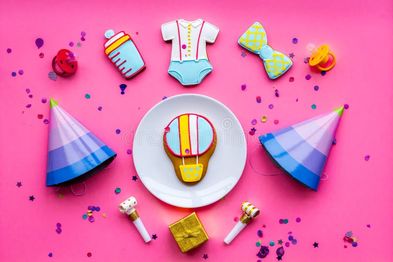 Feiern Sie Kind-` s Geburtstag Plätzchen in Form des Babyzubehörs, Parteihüte, Geschenkbox, Konfetti auf rosa Hintergrund überste lizenzfreies stockfoto Feiern Sie Kind-` s Geburtstag Plätzchen in Form des Babyzubehörs, Parteihüte, Geschenkbox, Konfetti auf rosa Hintergrund überste lizenzfreies stockfoto