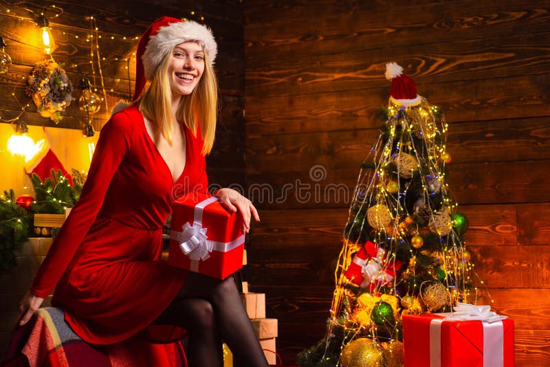 Feiern Sie Weihnachten Nette Dame im Kleiderunternehmensweihnachtsfest Gl?ckliches neues Jahr-Party Elegantes Mädchenrot der Frau lizenzfreie stockfotos Feiern Sie Weihnachten Nette Dame im Kleiderunternehmensweihnachtsfest Gl?ckliches neues Jahr-Party Elegantes Mädchenrot der Frau lizenzfreie stockfotos