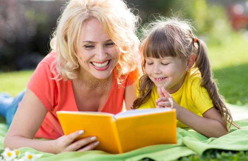 Feiertag in der Natur Mutter- und Kindertochter, die Spaß auf dem Rasen hat lizenzfreie stockfotografie Feiertag in der Natur Mutter- und Kindertochter, die Spaß auf dem Rasen hat lizenzfreie stockfotografie