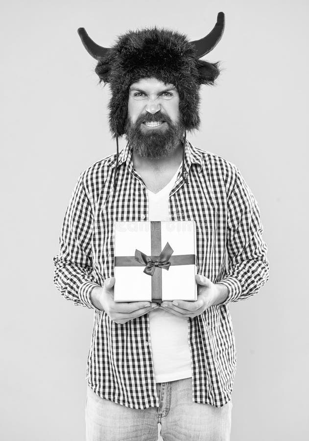 Feiertag. Mentatag. Halloween-Party. Mann am 14. Februar. Bartinsen halten Geschenkbox für Valentinstag. glücklich lizenzfreies stockbild