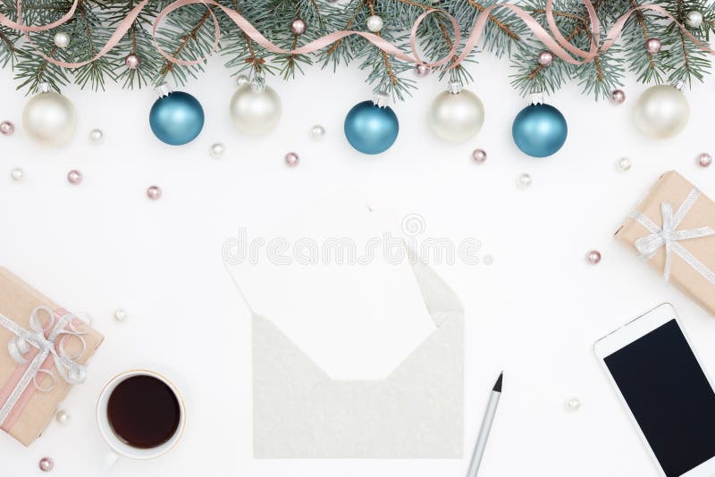 Feiertagsarbeitsplatz, Geschenke, Dekorationen, Grußkarten lizenzfreie stockbilder Feiertagsarbeitsplatz, Geschenke, Dekorationen, Grußkarten lizenzfreie stockbilder