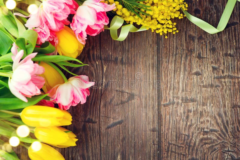 Feiertagsfrühlingshintergrund Bemuttern Sie den hölzernen Hintergrundrahmen des ` s Tagesfeiertags, der mit bunten Tulpenblumen u