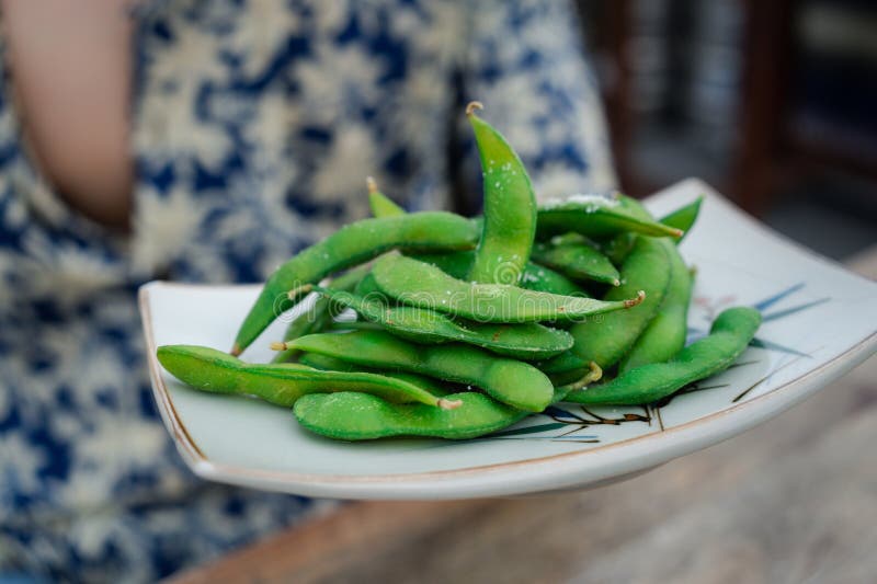 Feijão verde-cozido com sal marinho imagens de stock royalty free